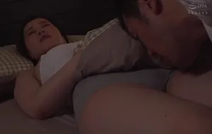3 ngày người chồng đi bàn việc làm ăn, cô vợ ở nhà nữa đêm bị bố ông chồng mò vào phòng