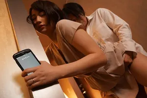 Cô vợ đi họp lớp rồi nắc với nyc mặc cho ông chồng ở nhà chờ